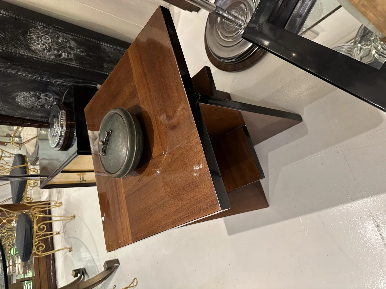 صندوق قديم من الخشب مزود بغطاء وتصميم كلاسيكي