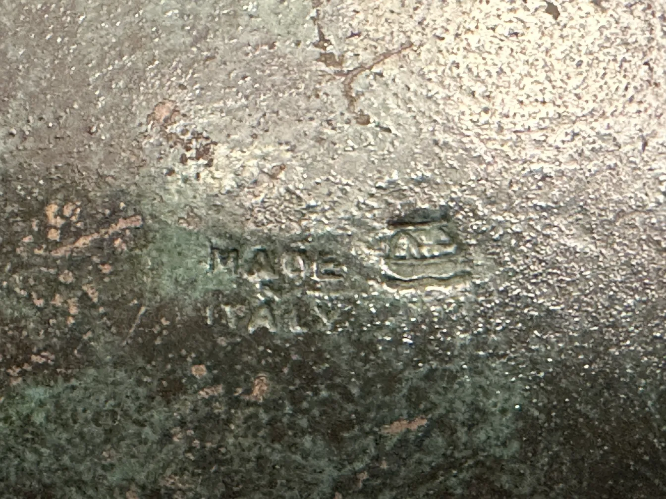 Détails d'une boîte antique avec des inscriptions d'Italie.