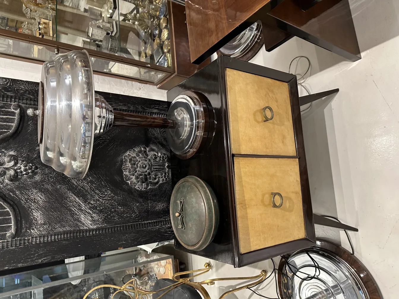 Boîte ancienne en bois avec deux compartiments dans un cadre vintage