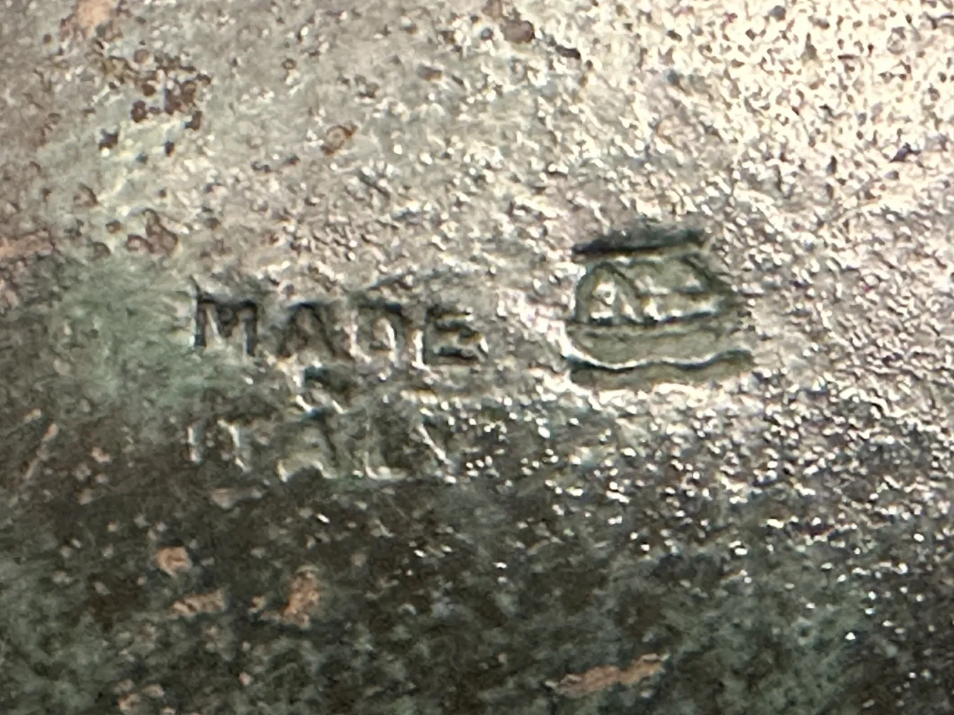 古老的箱子带有'made in italy'的标记。