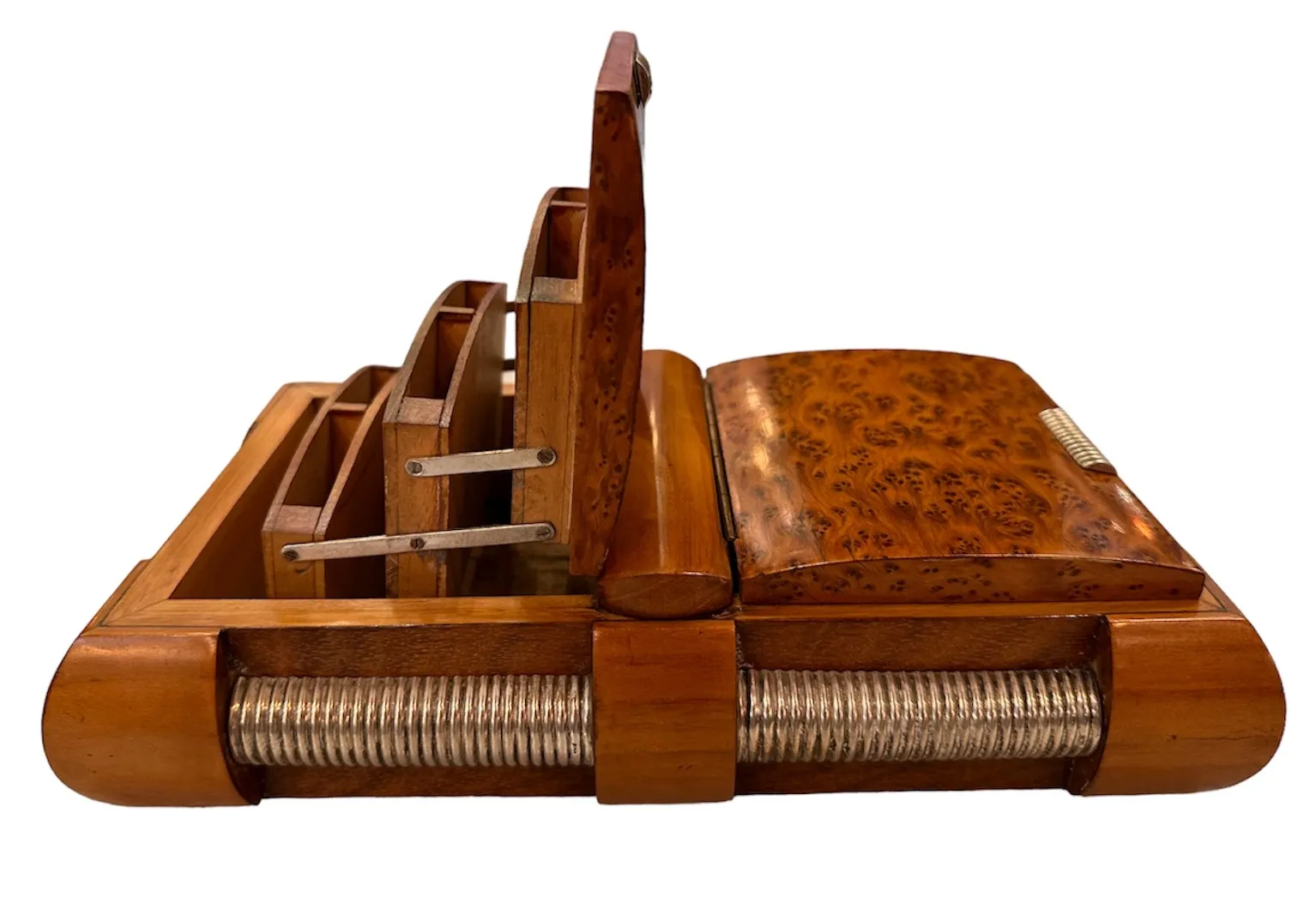 Antike Holzkiste mit offenen Fächern, elegantes Design.