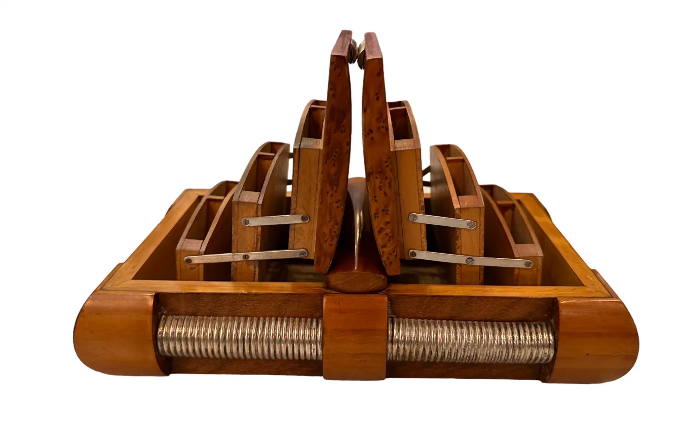 Старинная деревянная коробка с несколькими отсеками