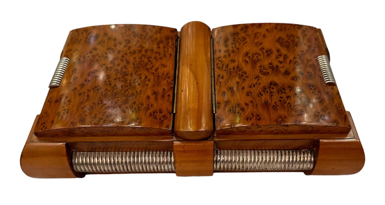 Caja antigua de madera con detalles ornamentales y cierre