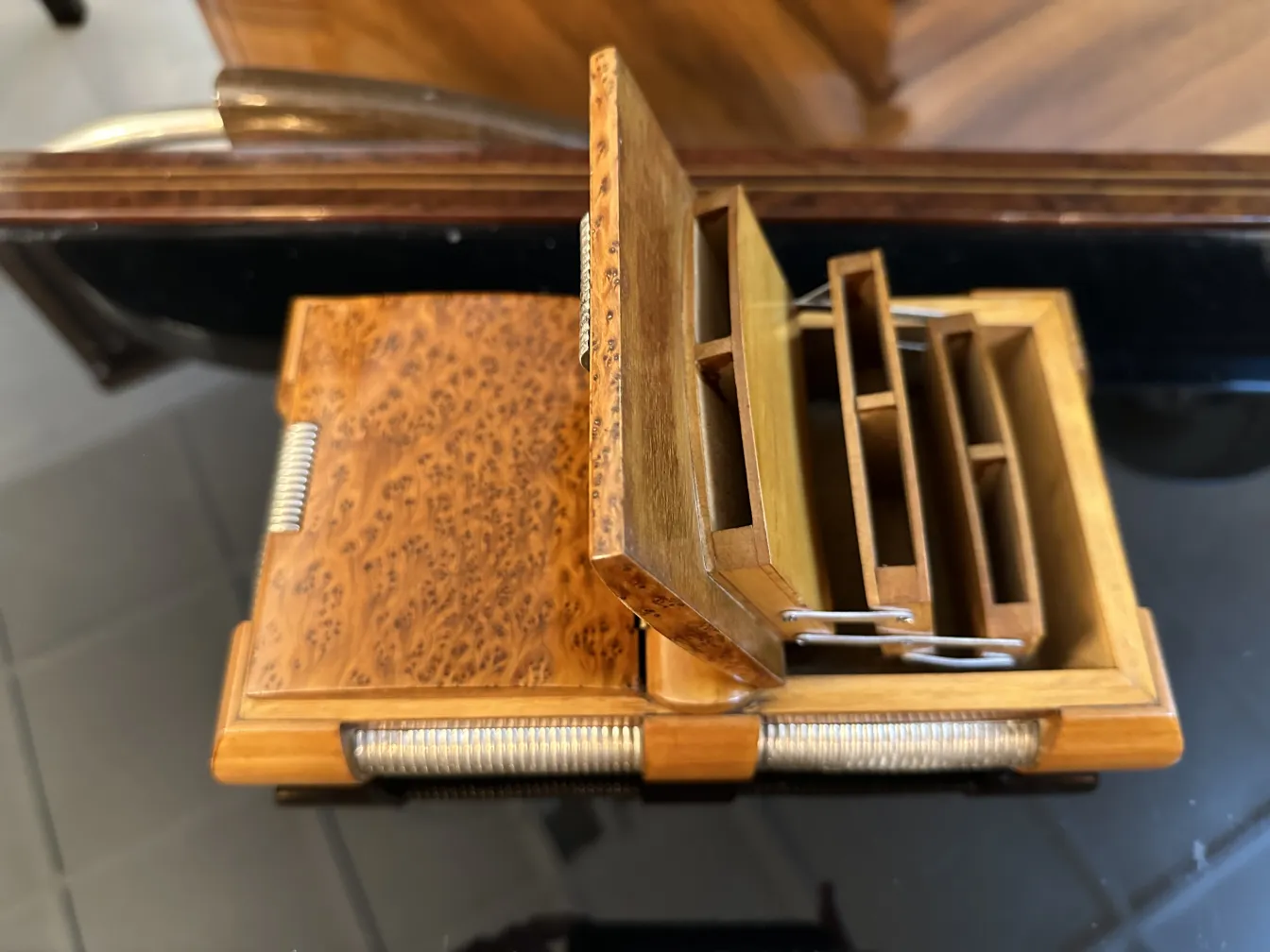 Alte Holzkiste mit inneren Trennwänden, elegantes Design.