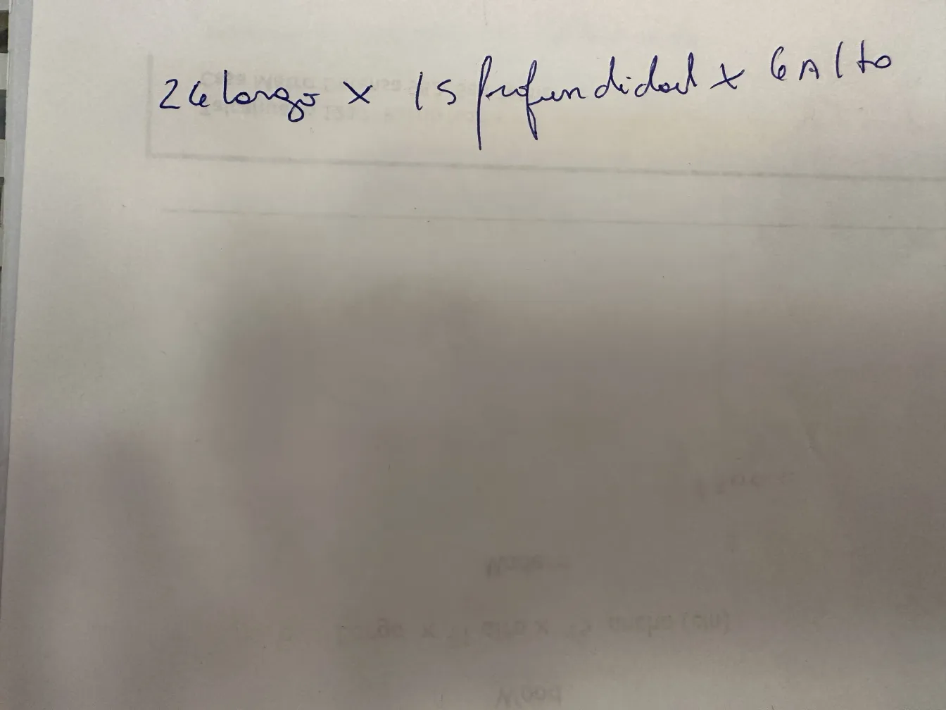 Scatola antica con misure scritte a mano su sfondo bianco.