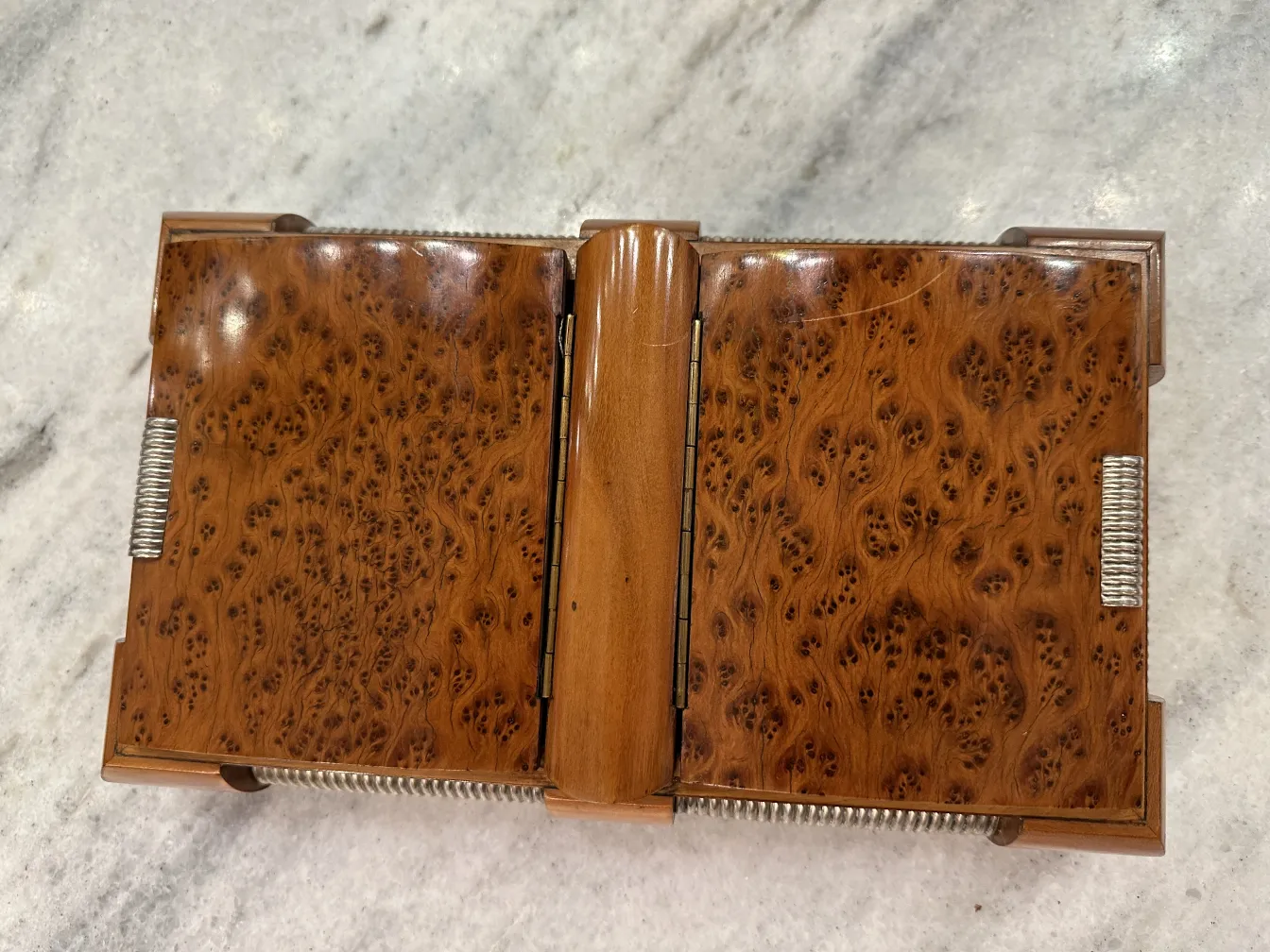 优雅细节的古老木箱