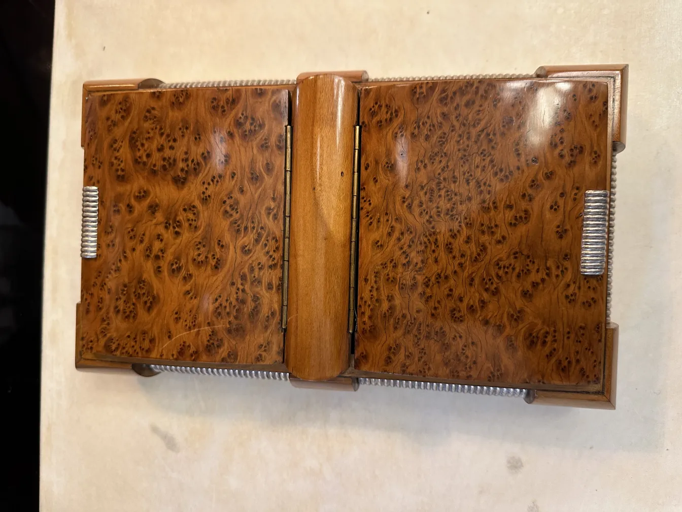 Scatola di legno antica con dettagli raffinati e aspetto vintage.