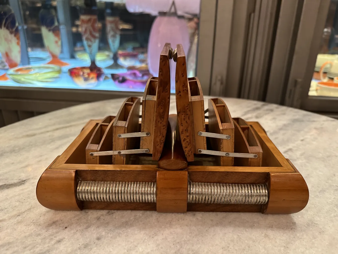 caja antigua con varios compartimentos en madera