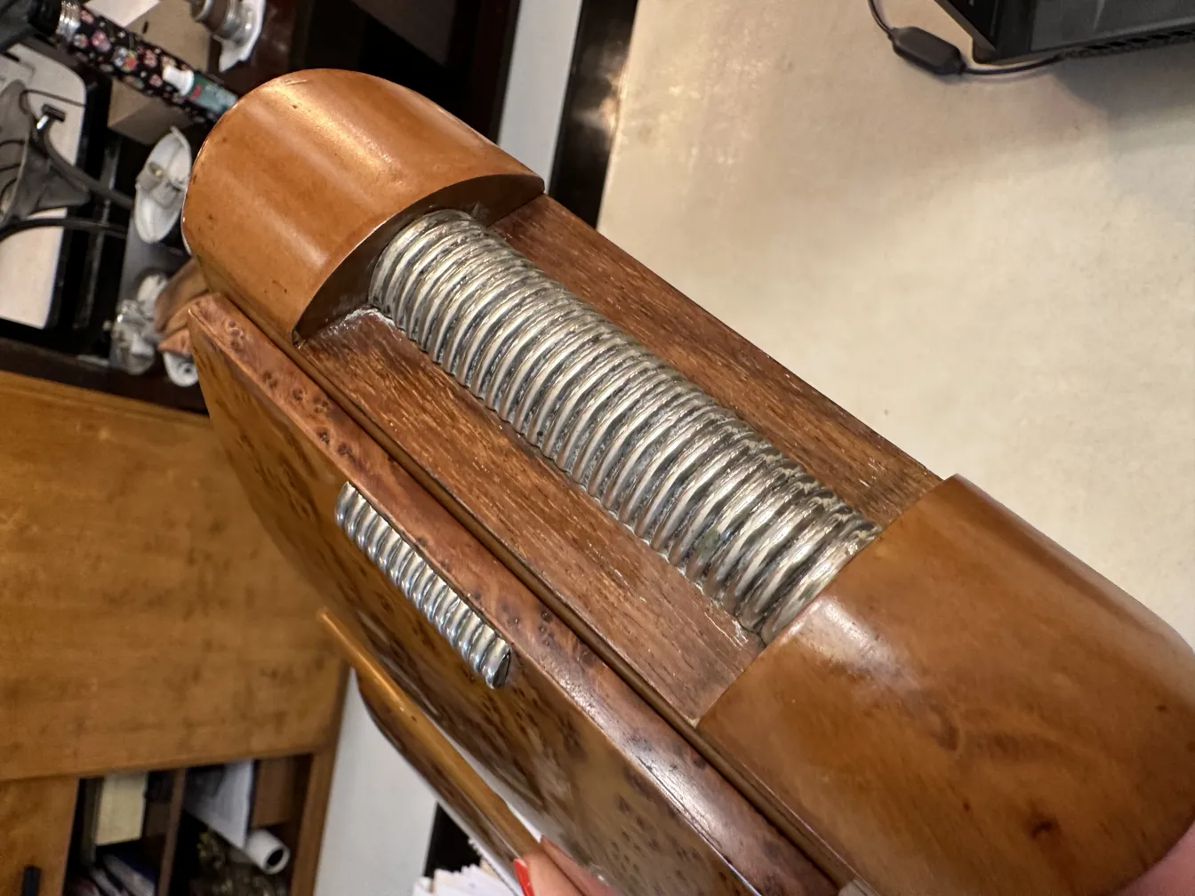 boîte ancienne avec un design unique et mécanisme à vis visible