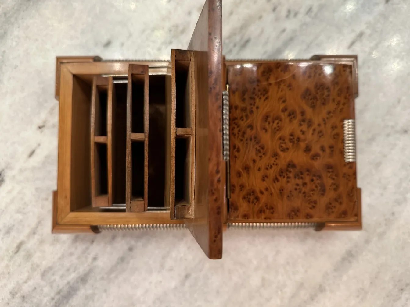 古い木製の箱、茶色の色調と装飾的な詳細が付いた整理用の区画を持っている。小物を収納するのに最適。