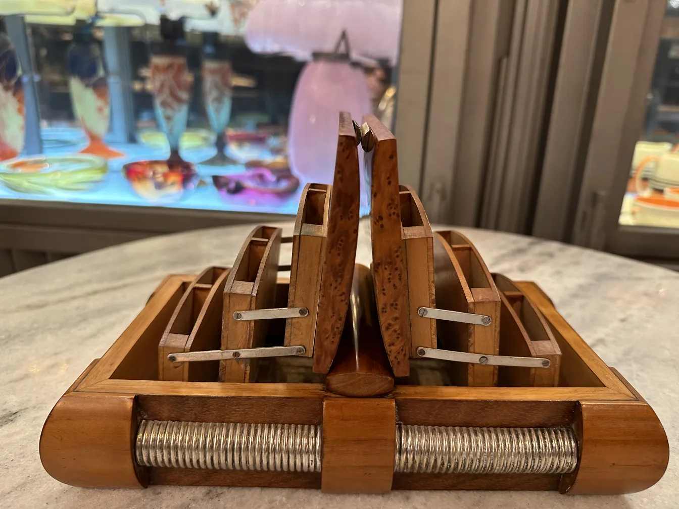 古董木盒，带隔层，适合整理文件。色彩鲜艳的玻璃背景。