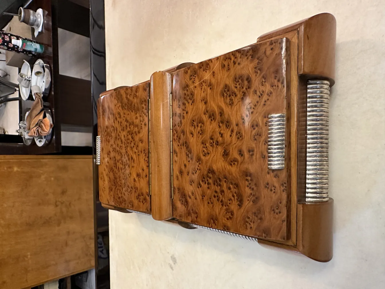 Boîte ancienne en bois avec accents en métal dans un cadre chaleureux