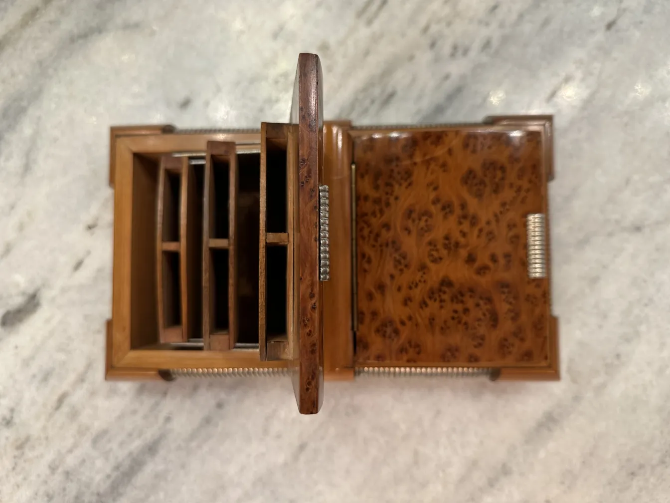 पुरानी लकड़ी का डिब्बा, आंतरिक विभाजनों के साथ, क्लासिक शैली।