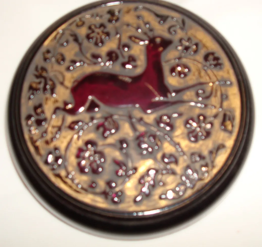 Boîte ancienne avec un cerf sculpté en haut, décorations florales