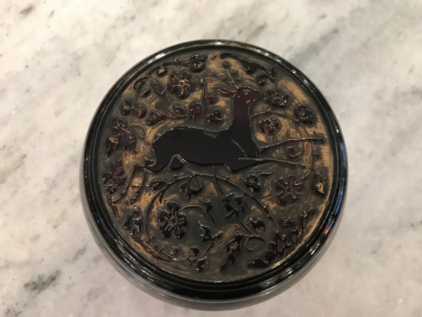 Boîte ancienne ronde avec un design d'animal sur le couvercle