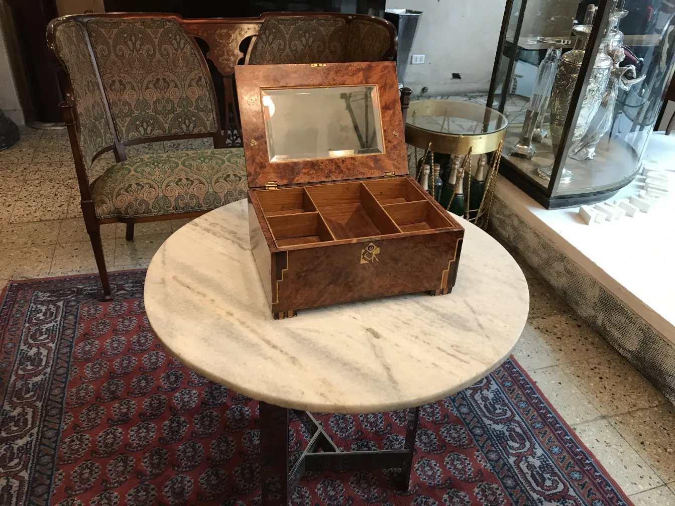 Caja antigua de madera con espejo en la parte superior, decorativa.