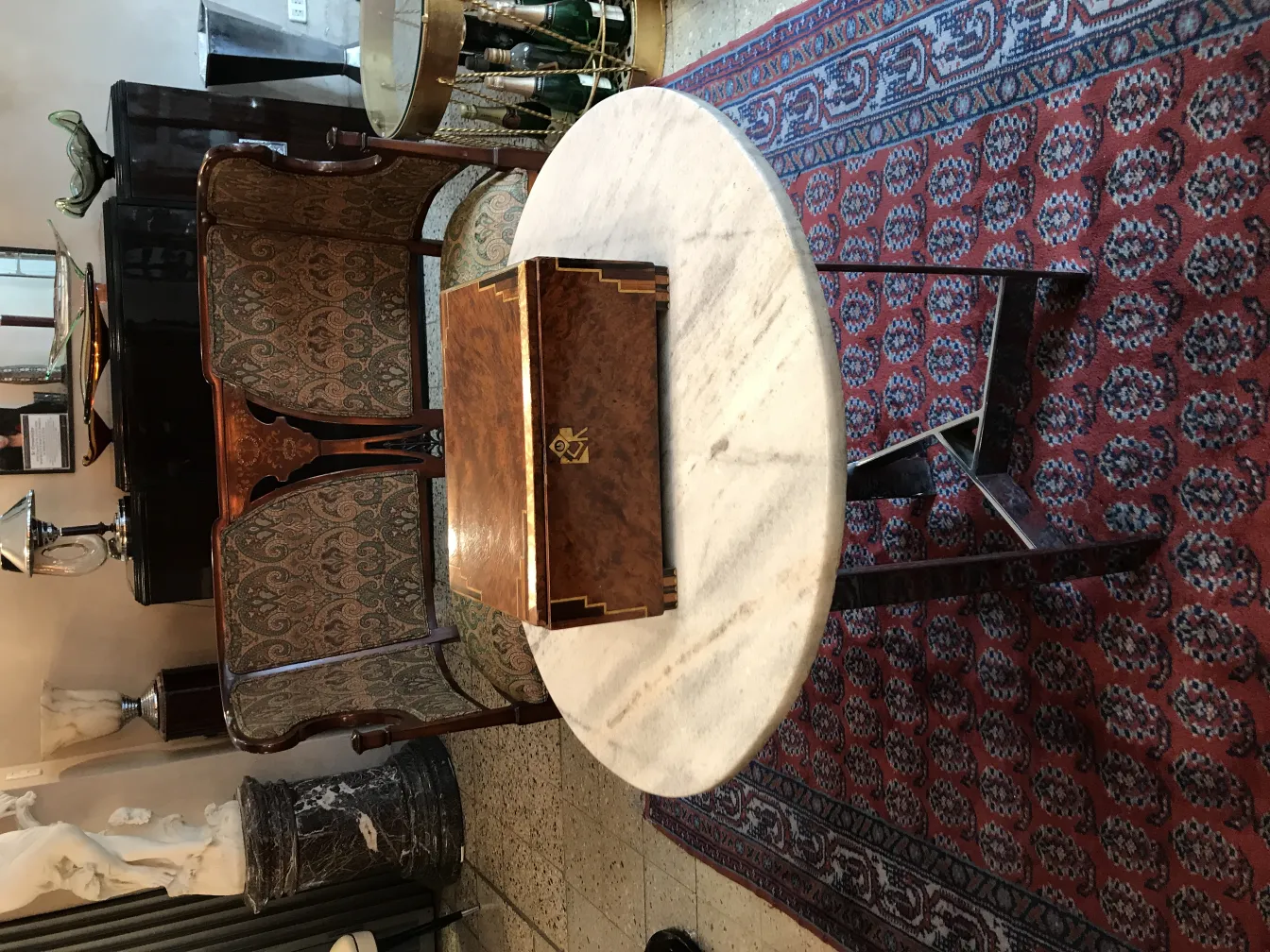 Boîte ancienne sur une table en marbre dans un cadre élégant.