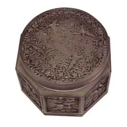 scatola antica ottagonale con decorazioni intricate