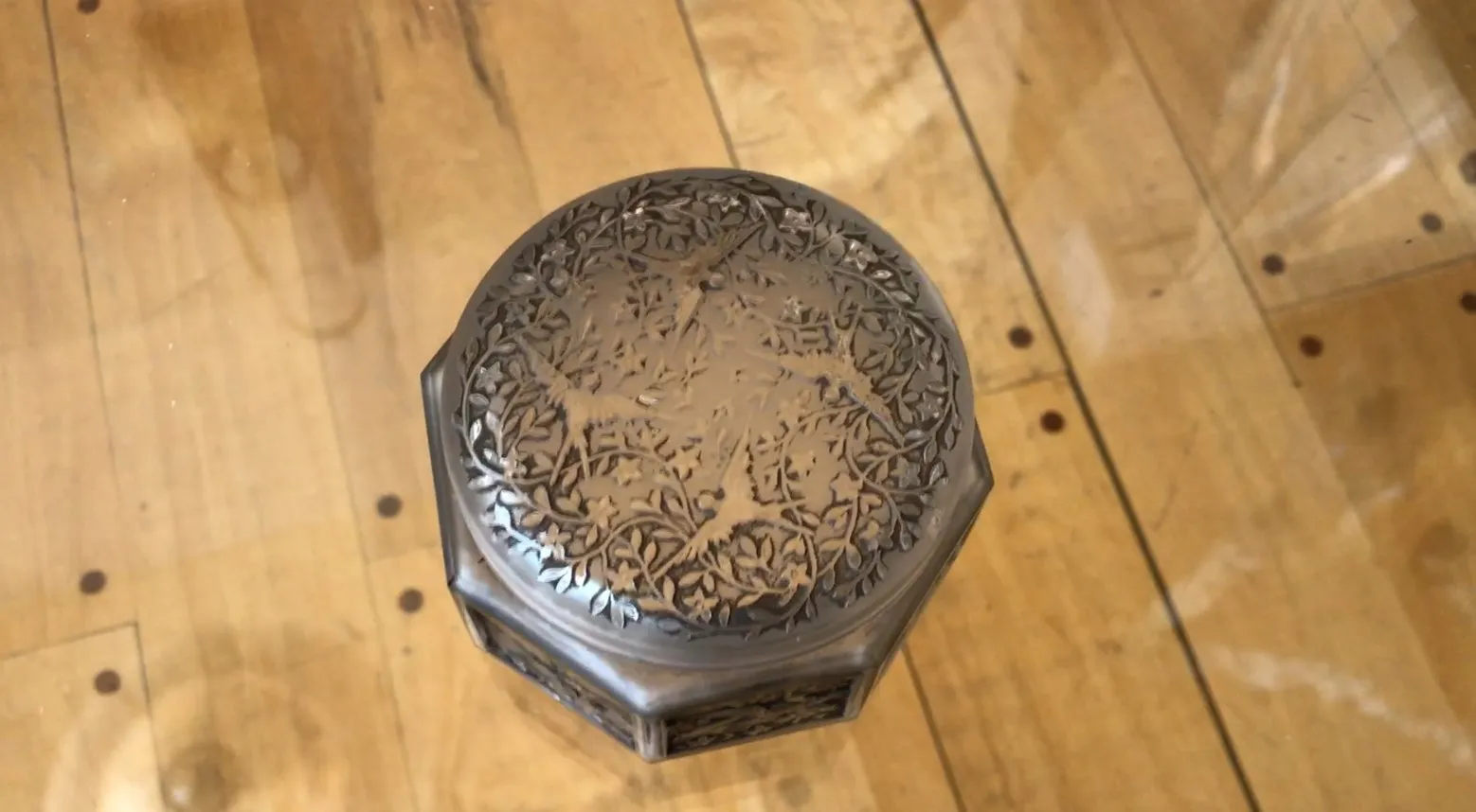 caja octagonal antigua con diseño detallado en la tapa