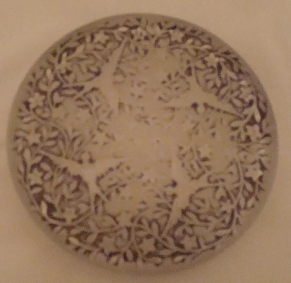 Boîte ronde ancienne avec des motifs floraux complexes