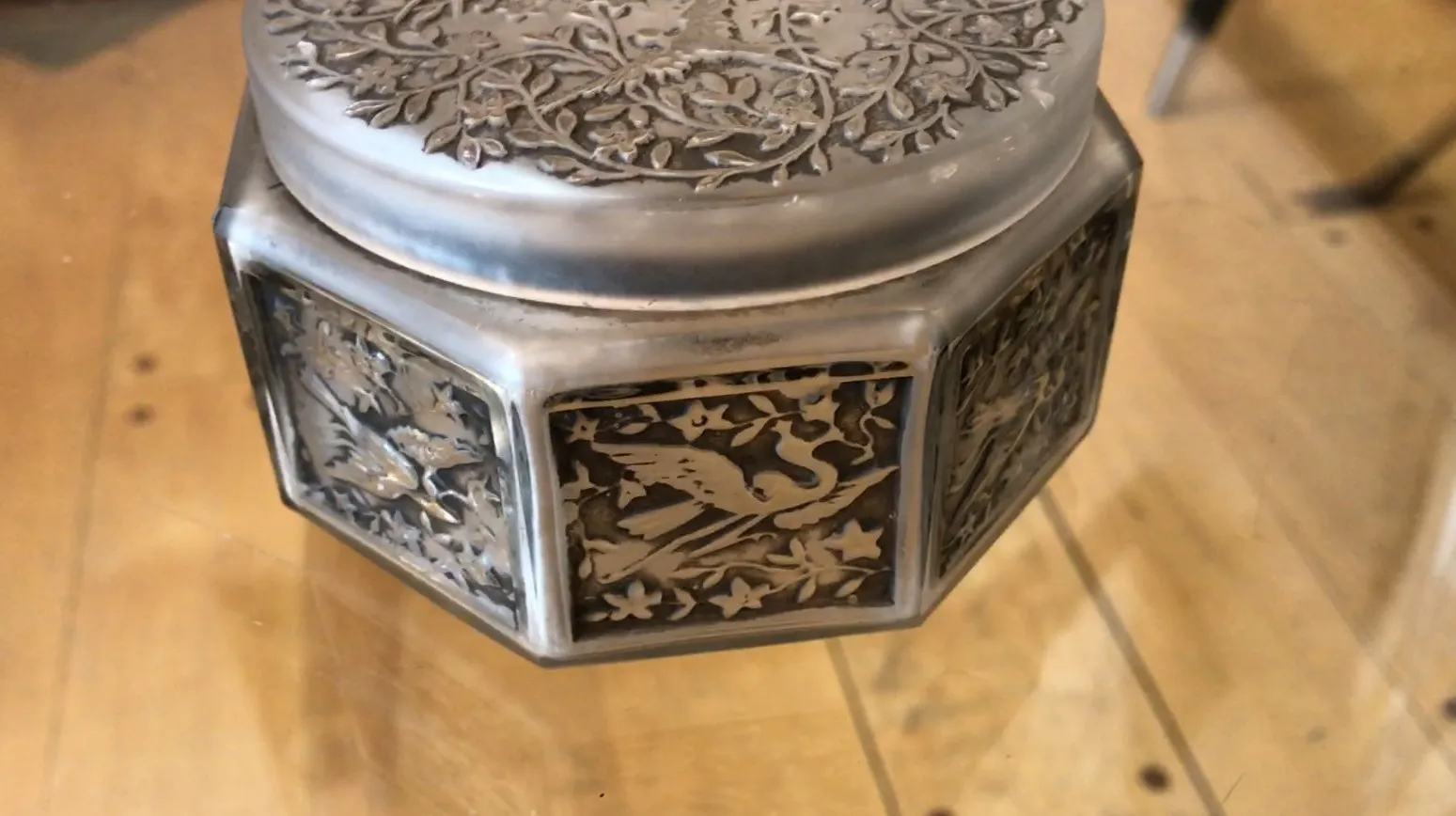 caja antigua decorativa con diseño en relieve y forma hexagonal