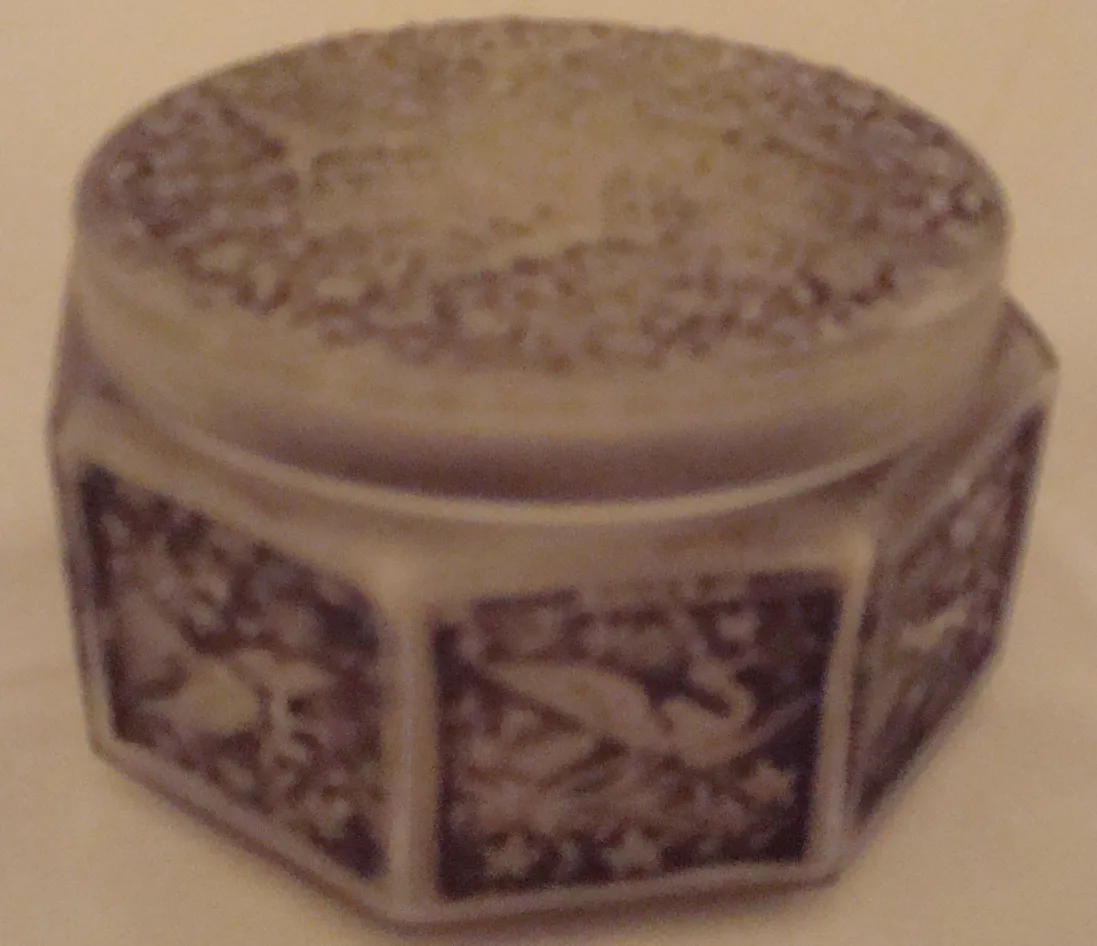 caja antigua hexagonal con diseño artístico en relieve