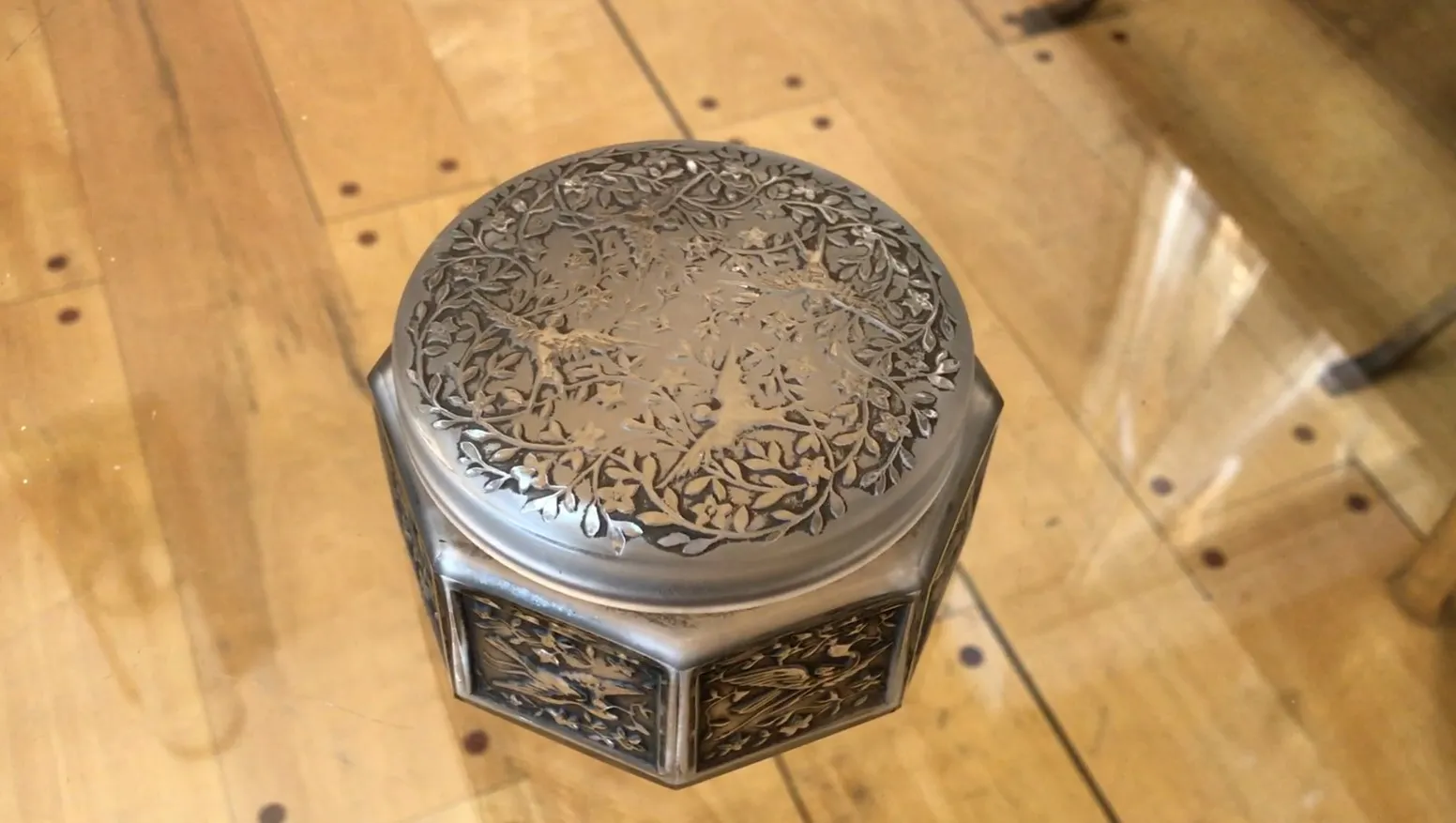 boîte ancienne avec décoration florale sur le couvercle