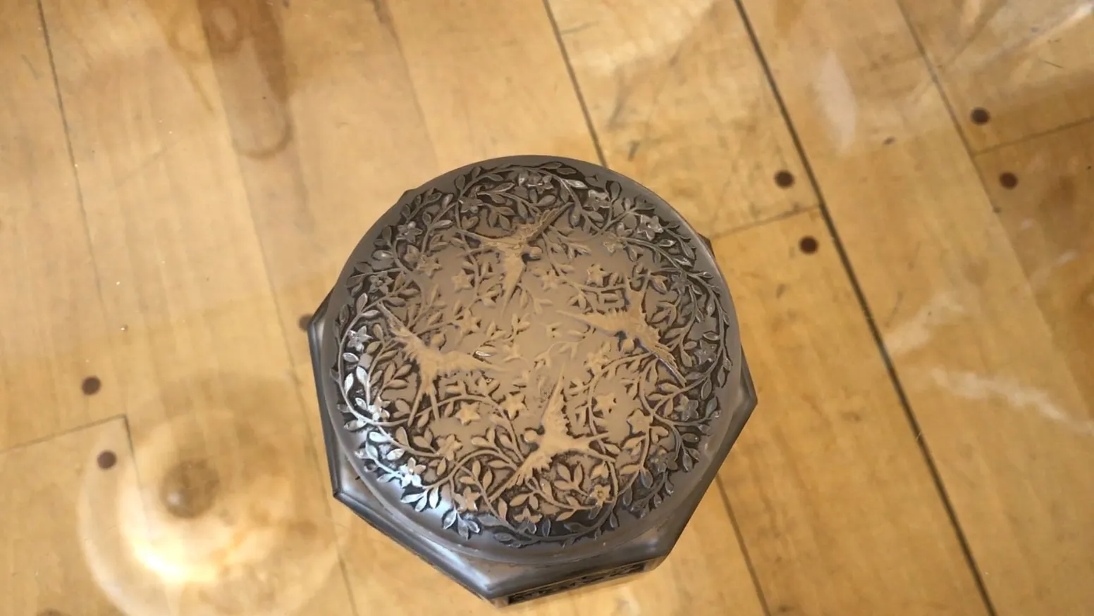 boîte antique ornée de motifs floraux