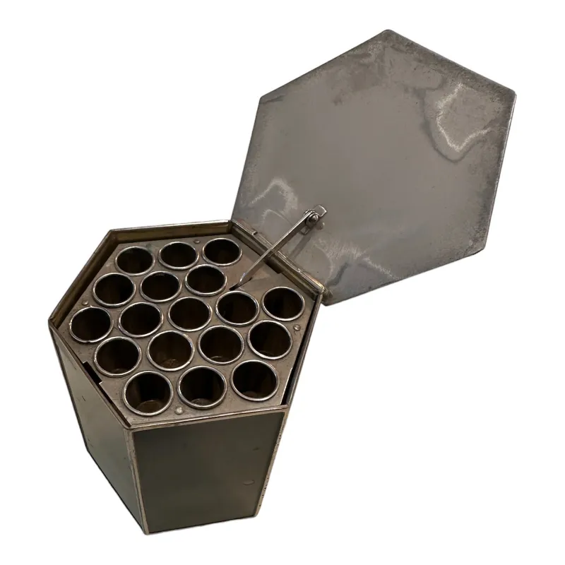 Caja antigua con compartimentos y tapa hexagonal. Ambiente decorativo.