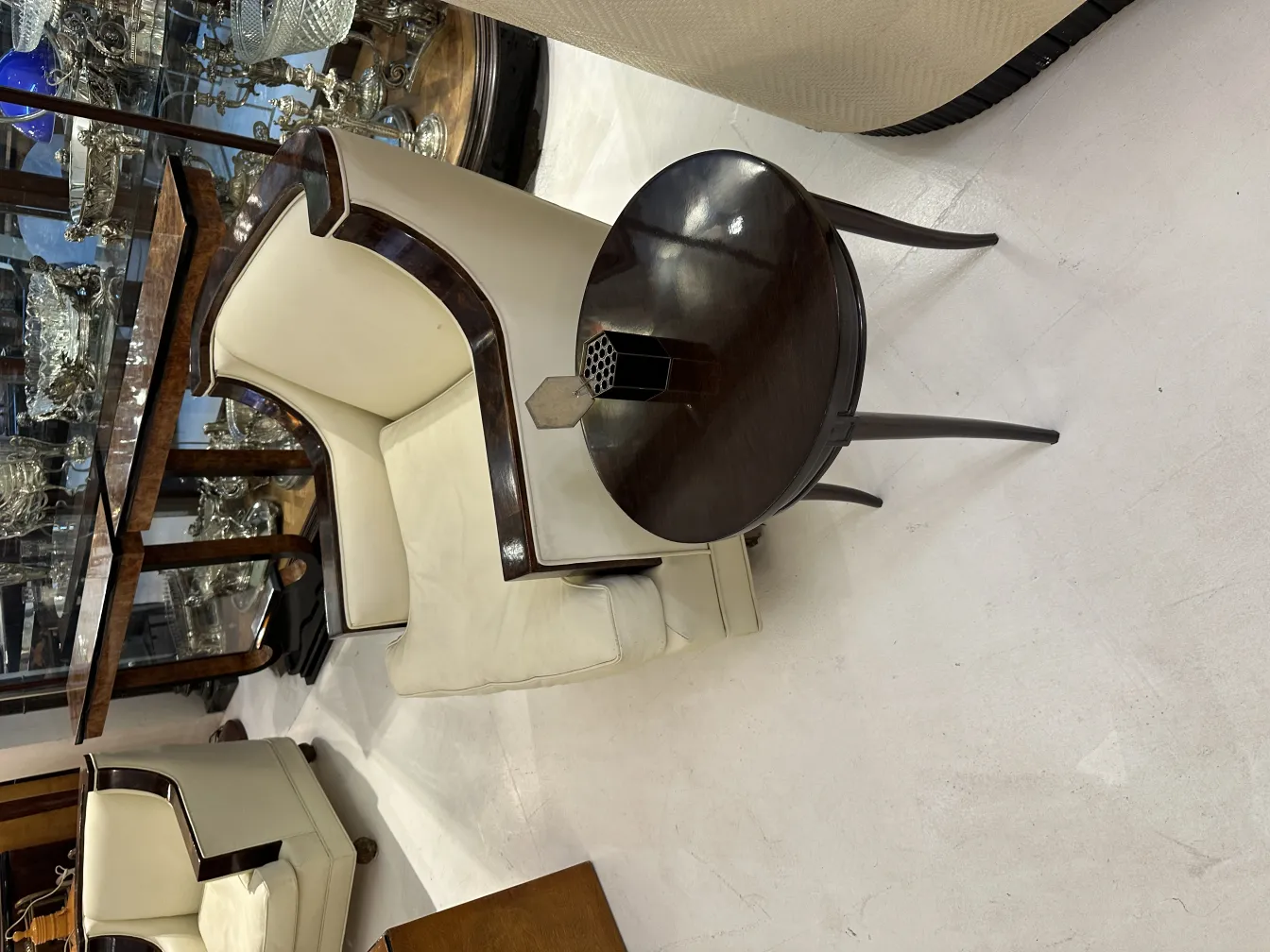 caixa antiga decorativa com formas e detalhes