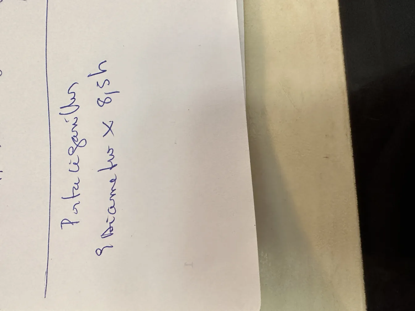 antike Kiste verziert mit handgeschriebenen Notizen auf Papier