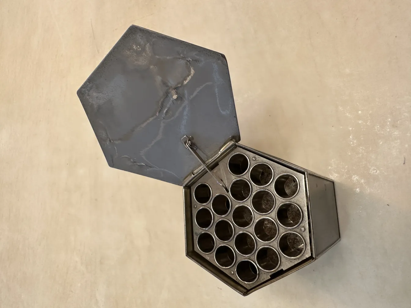 offene antike sechseckige Box mit sichtbaren Fächern