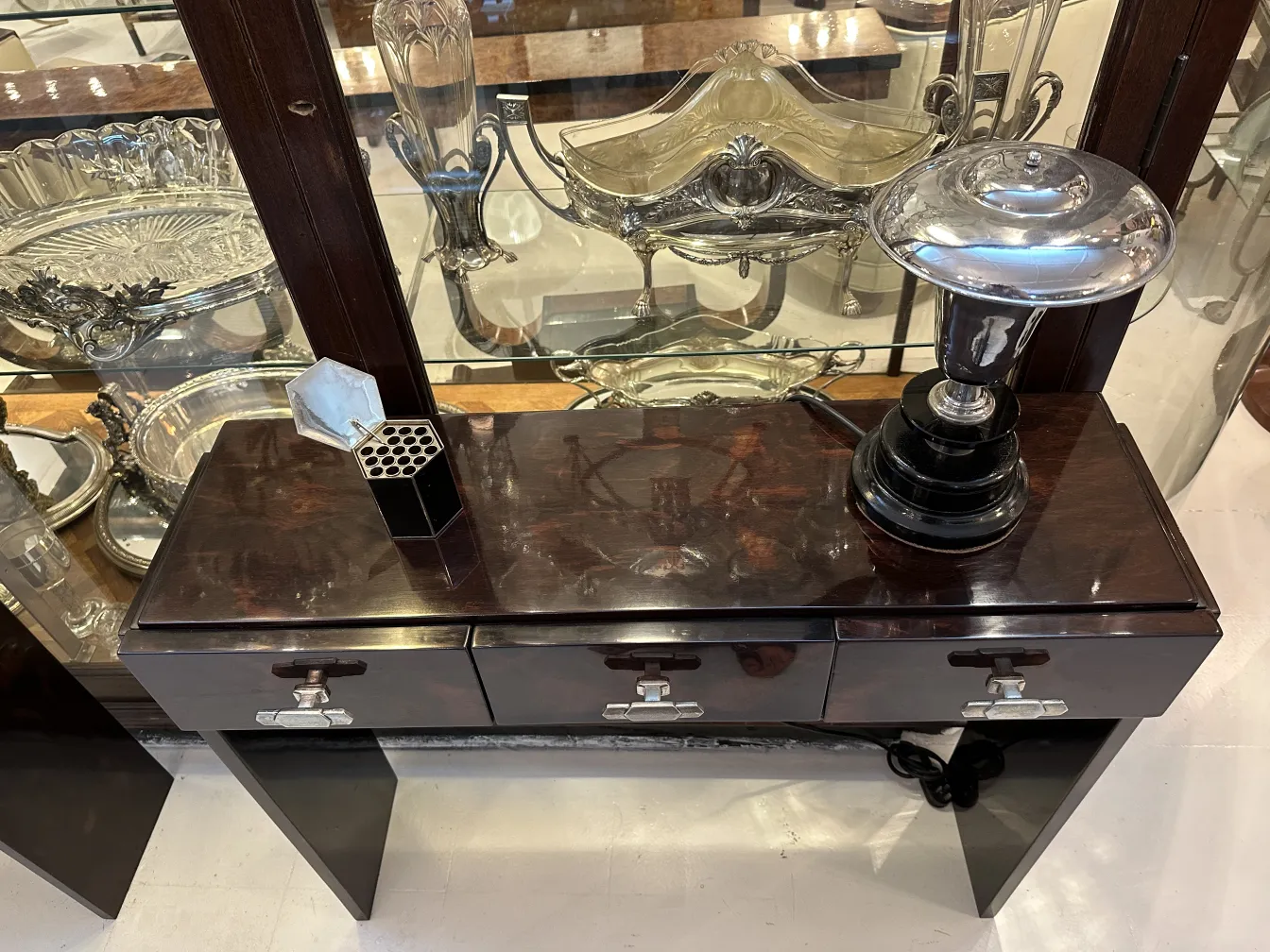 Caixa decorativa antiga sobre uma mesa com lâmpada