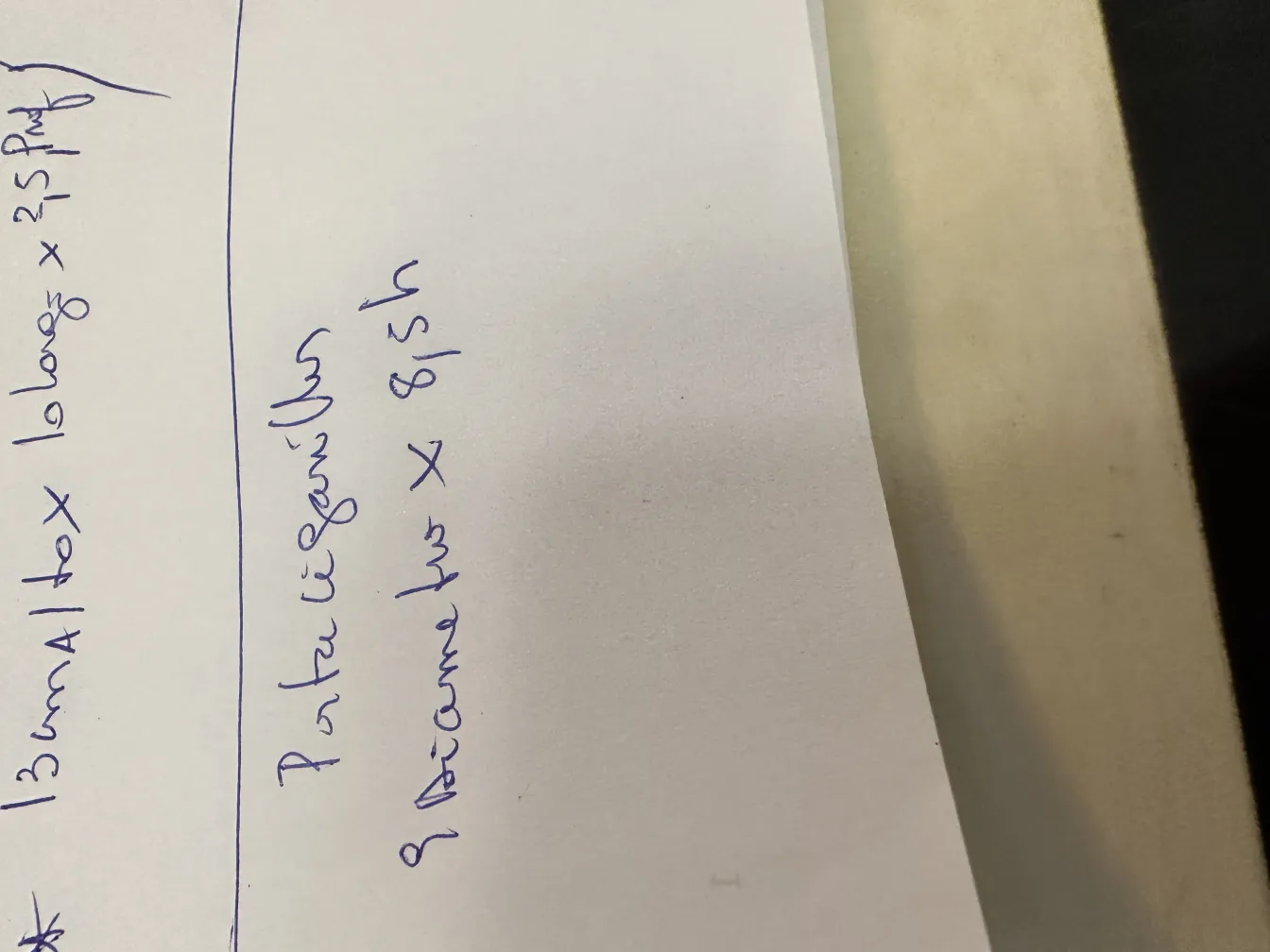 antike dekorative Kiste mit eleganten Details in einem klassischen Umfeld