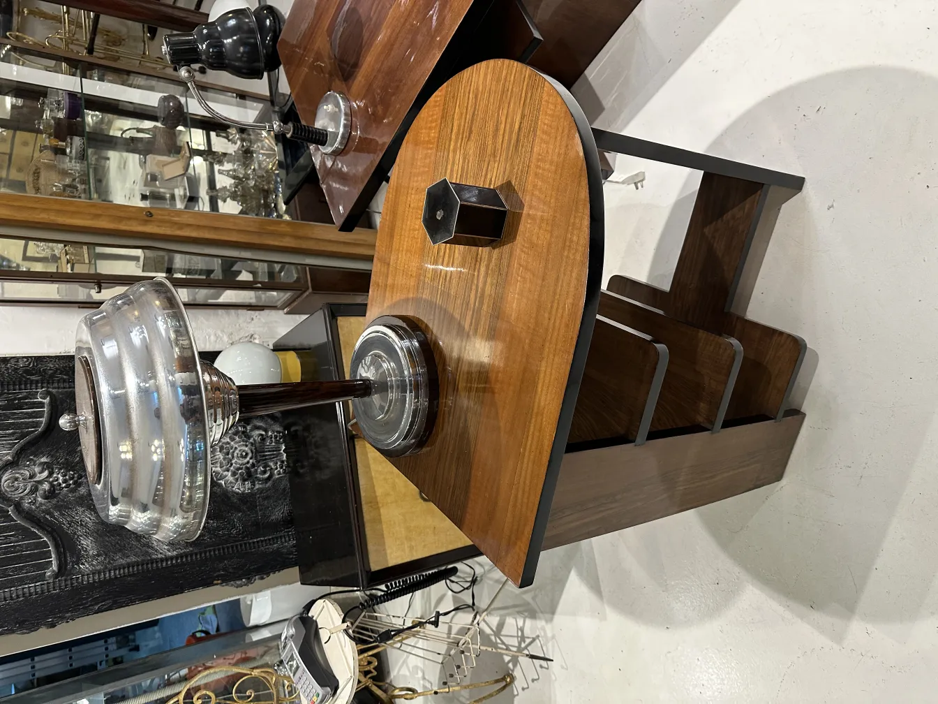 Caja antigua decorativa con detalles elegantes en un entorno de antigüedades.