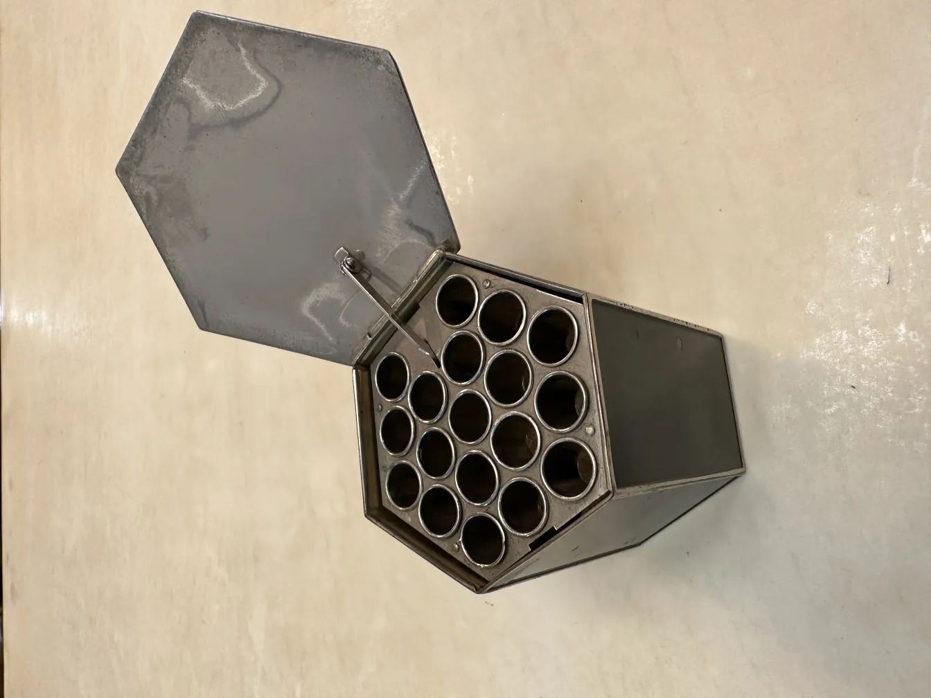 Caixa antiga hexagonal aberta com compartimentos