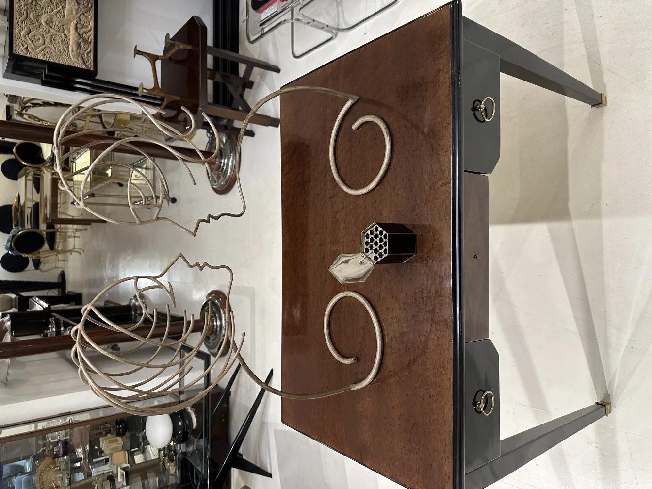 scatola antica con design frontale e decorazioni