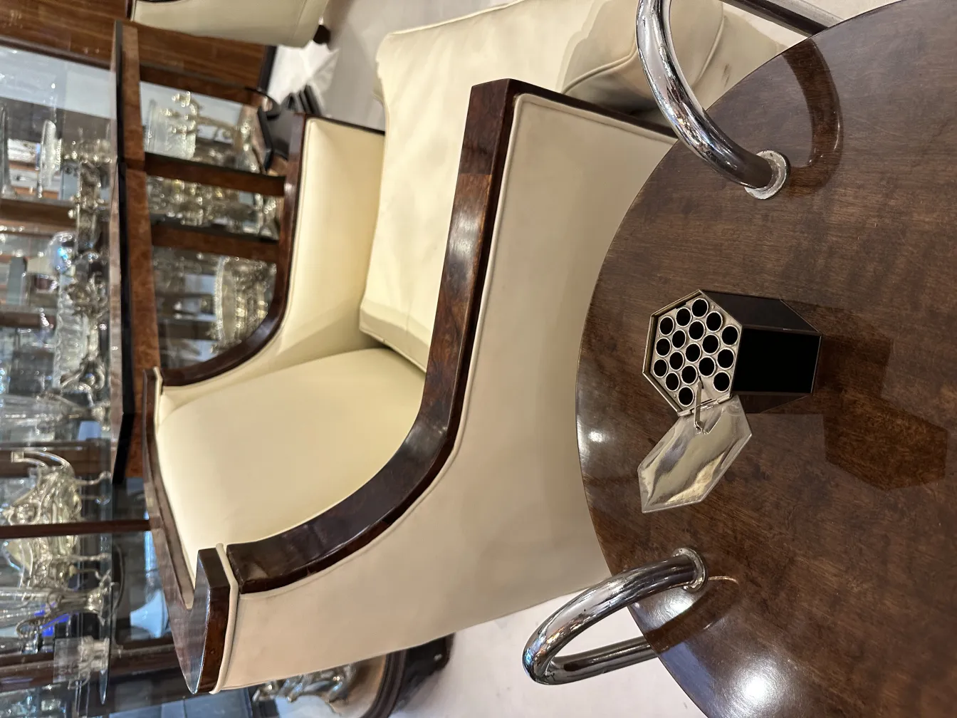 صندوق ديكوري قديم في بيئة أنيقة