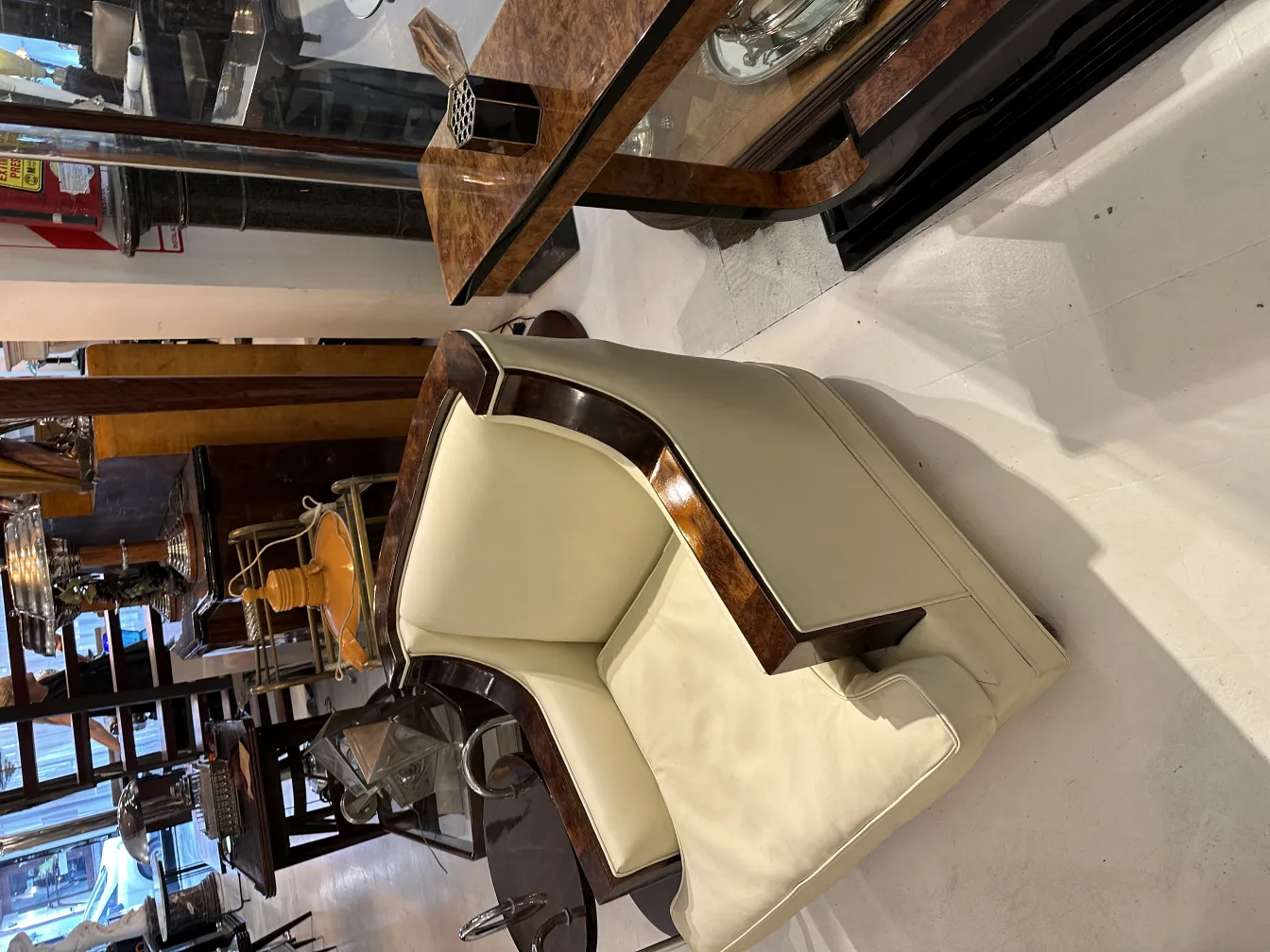 صندوق زينة قديم مع تفاصيل زخرفية في بيئة عتيقة.