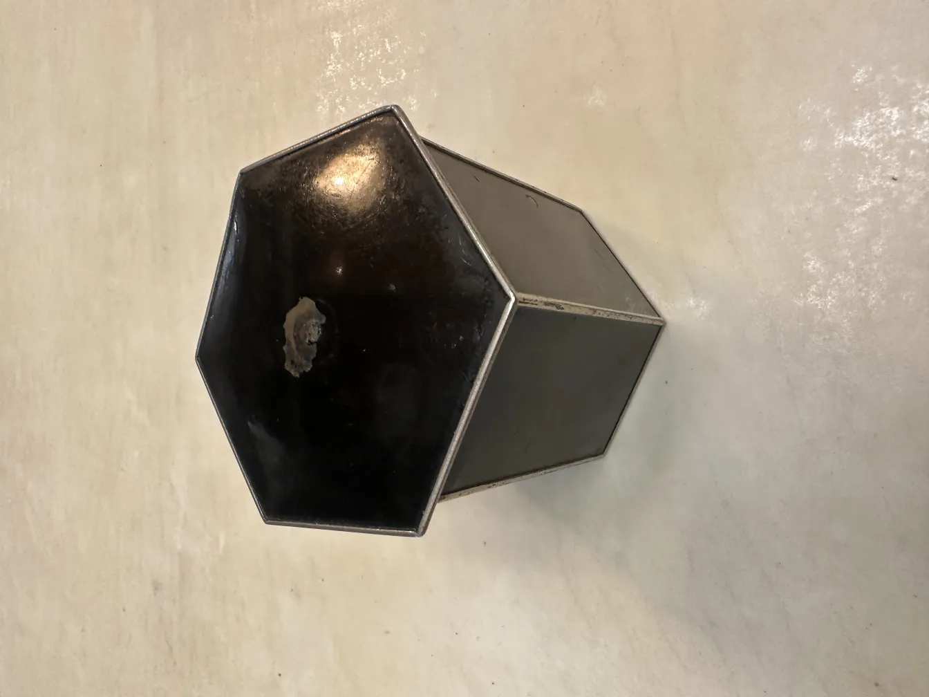 Boîte antique hexagonale avec détails visibles