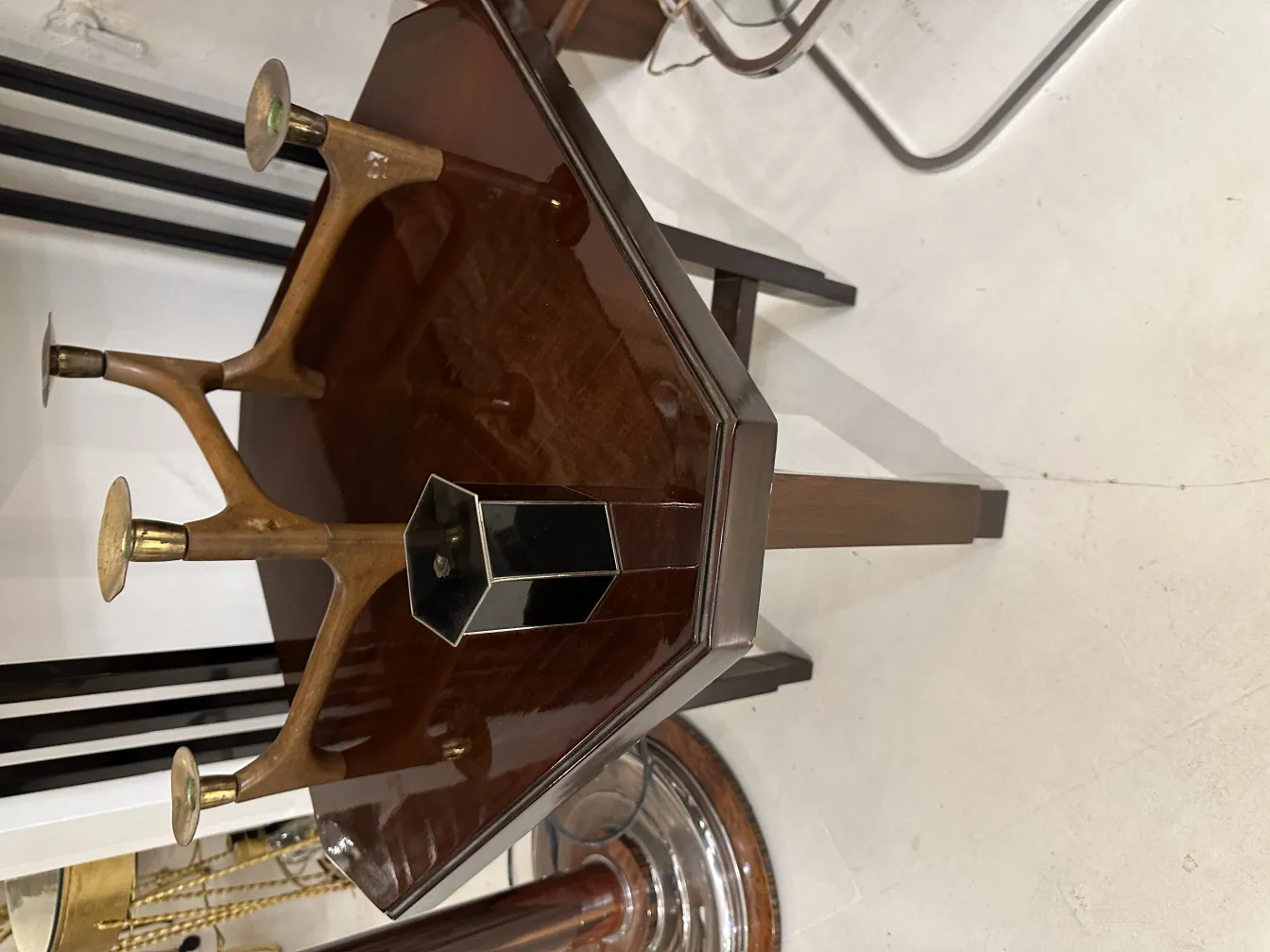 Boîte ancienne avec base en forme de corne et surface marron