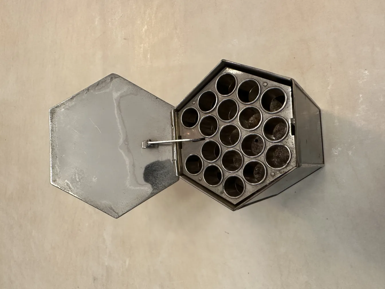 带有开放的六边形隔间的古老箱子