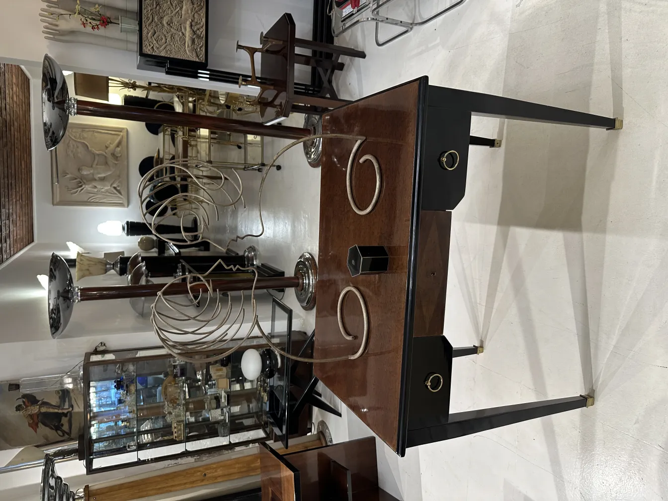 caja antigua decorativa con diseño elegante, varios objetos de fondo