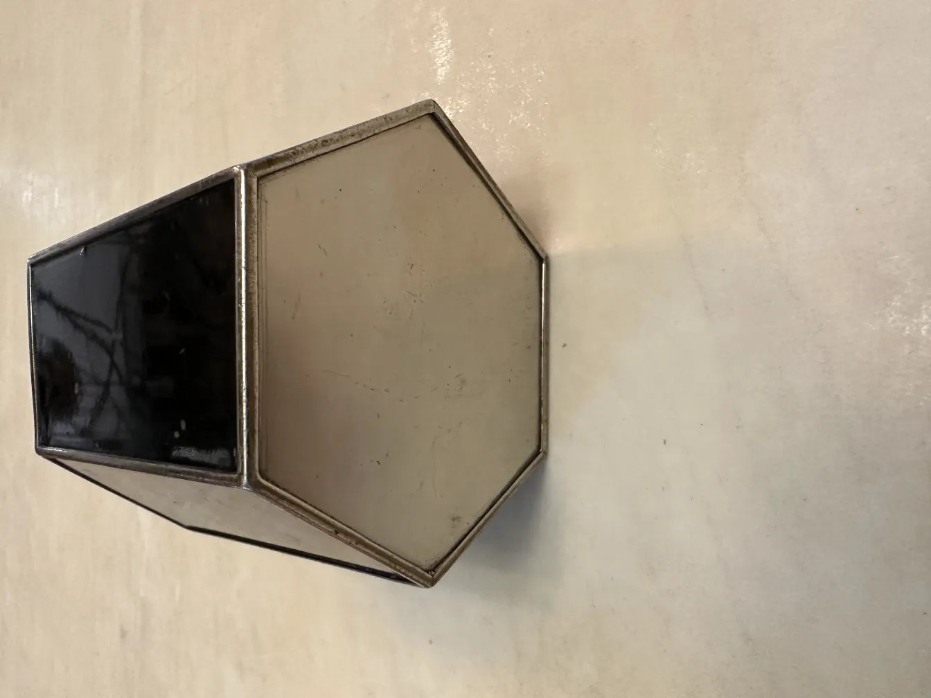 caja antigua hexagonal de colores blanco y negro