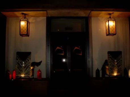 Vista de dos faroles antiguos en la entrada decorativa.