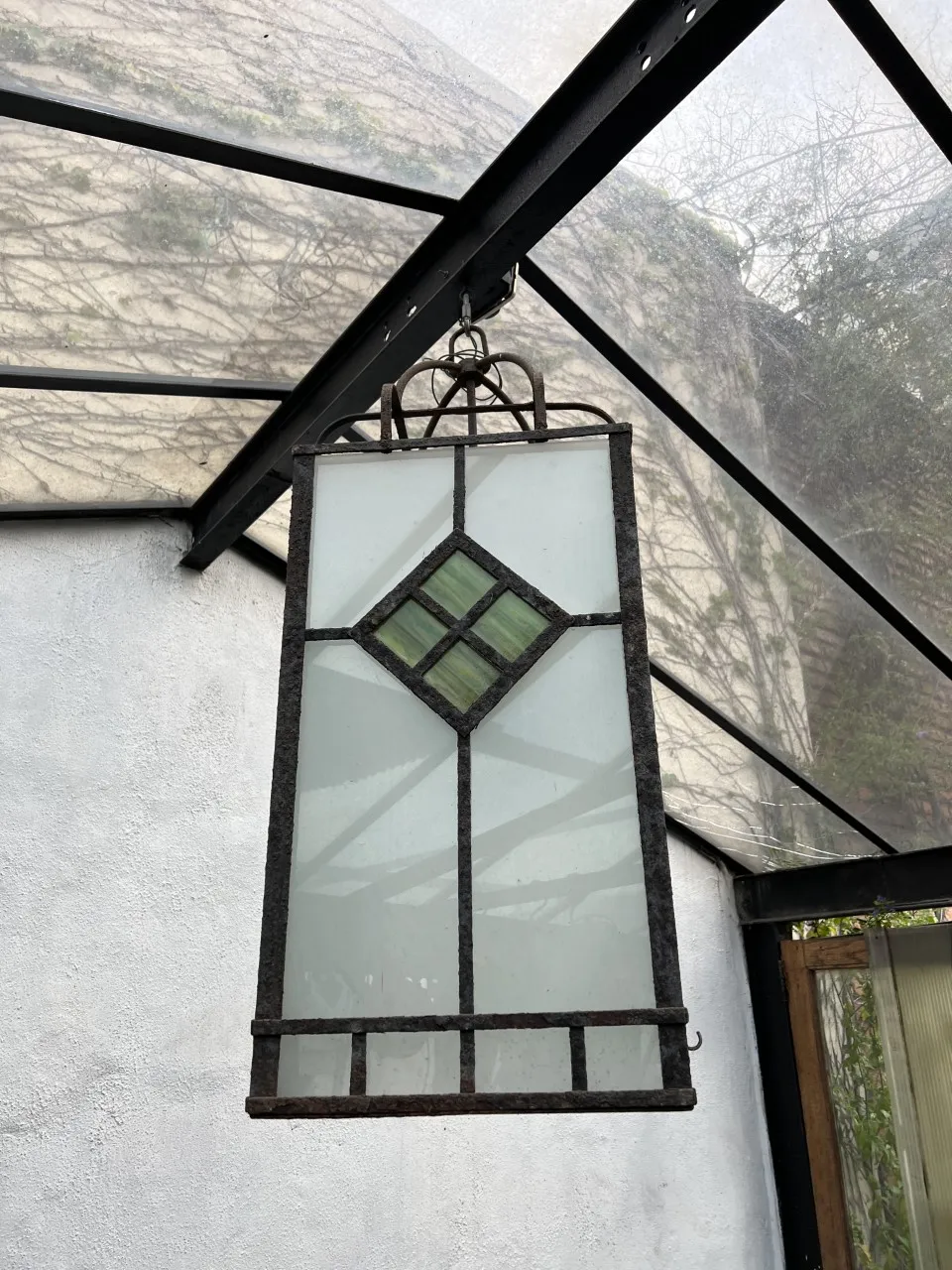 Dos faroles antiguos con diseño de cristal colgante, ambiente acogedor.