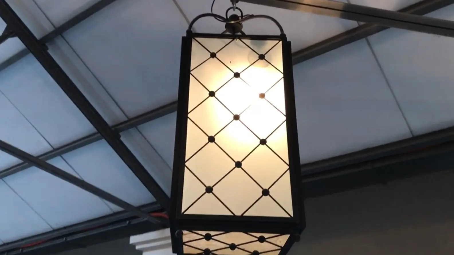 Lanterne avec un design ancien et une lumière douce, idéale pour la décoration.