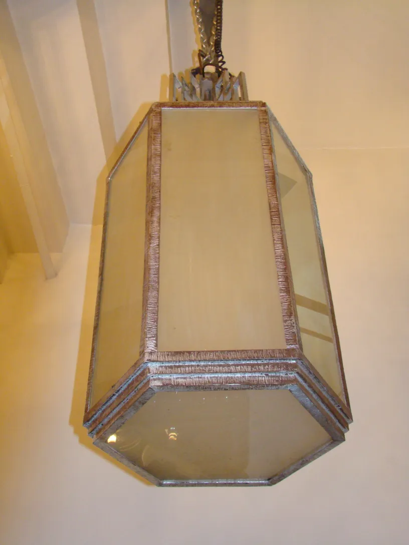 due lanterne antiche con struttura ottagonale, che illuminano uno spazio, design elegante