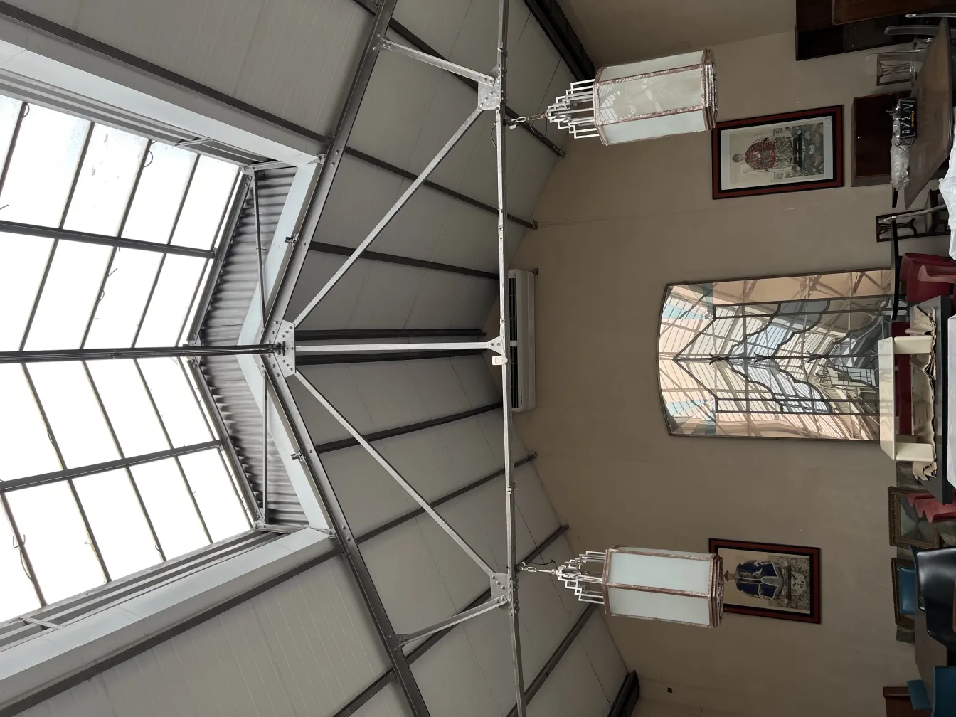 Deux lanternes anciennes suspendues dans un environnement moderne spacieux.