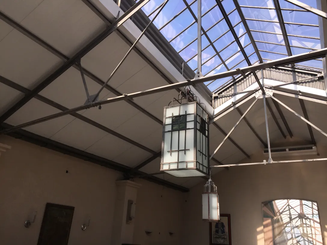 اثنان من الفوانيس القديمة بتصميم أنيق في بيئة مريحة.